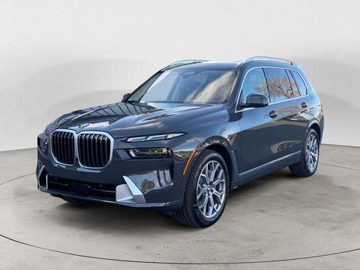 Gray Metallic 2026 BMW X7 xDrive40i