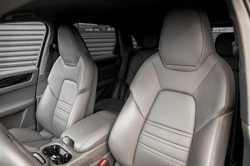 2022 Porsche Cayenne Base (Tiptronic)