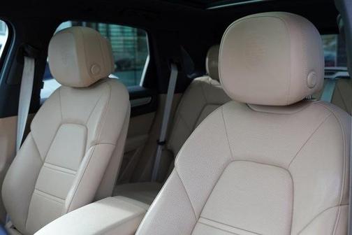 2023 Porsche Cayenne Platinum Edition