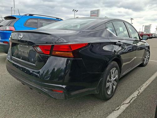 Super Black 2022 Nissan Altima S FWD