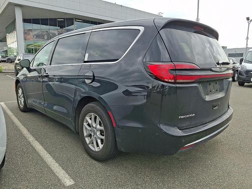 Brilliant Black Crystal Pearlcoat 2023 Chrysler Pacifica Touring L