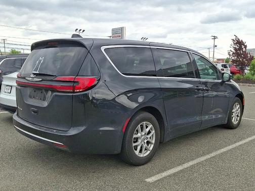 Brilliant Black Crystal Pearlcoat 2023 Chrysler Pacifica Touring L
