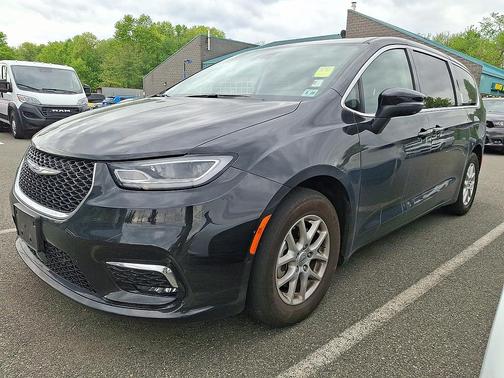 Brilliant Black Crystal Pearlcoat 2023 Chrysler Pacifica Touring L