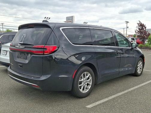 Brilliant Black Crystal Pearlcoat 2023 Chrysler Pacifica Touring L
