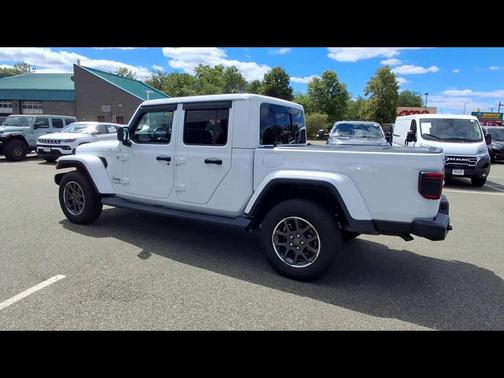 Bright White Clearcoat 2022 Jeep Gladiator Overland