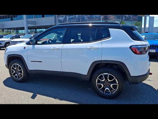 Bright White Clearcoat 2025 Jeep Compass Trailhawk