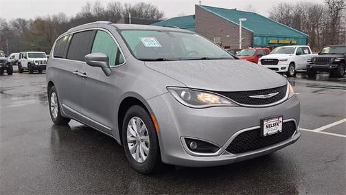 Billet Silver Metallic Clearcoat 2018 Chrysler Pacifica Touring-L