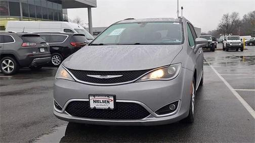 Billet Silver Metallic Clearcoat 2018 Chrysler Pacifica Touring-L