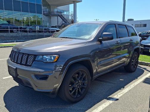 Granite Crystal Metallic Clearcoat 2021 Jeep Grand Cherokee Laredo