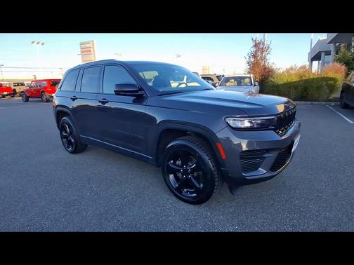 Baltic Gray Metallic Clearcoat 2023 Jeep Grand Cherokee Altitude