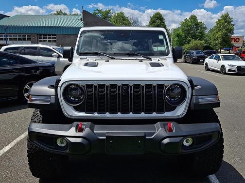 Bright White Clearcoat 2025 Jeep Wrangler Rubicon
