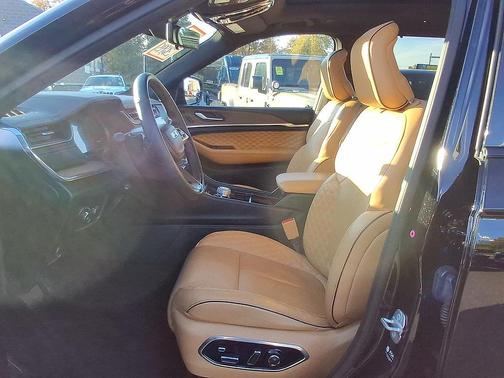 Diamond Black Crystal Pearlcoat 2023 Jeep Grand Cherokee L Summit