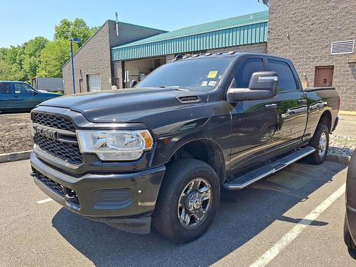 Diamond Black Crystal Pearlcoat 2023 RAM 2500 Tradesman Crew Cab 4x4 6'4' Box