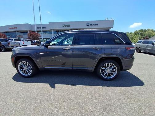 Diamond Black Crystal Pearlcoat 2023 Jeep Grand Cherokee Summit