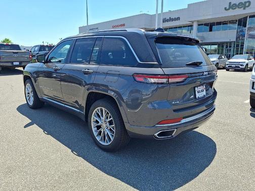 Diamond Black Crystal Pearlcoat 2023 Jeep Grand Cherokee Summit