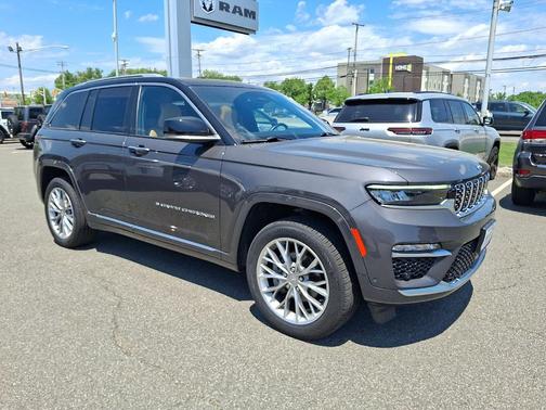 Diamond Black Crystal Pearlcoat 2023 Jeep Grand Cherokee Summit