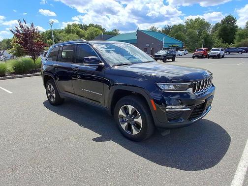 Diamond Black Crystal Pearlcoat 2023 Jeep Grand Cherokee 4xe Base