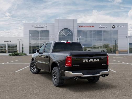 Diamond Black Crystal Pearlcoat 2026 RAM 1500 Laramie