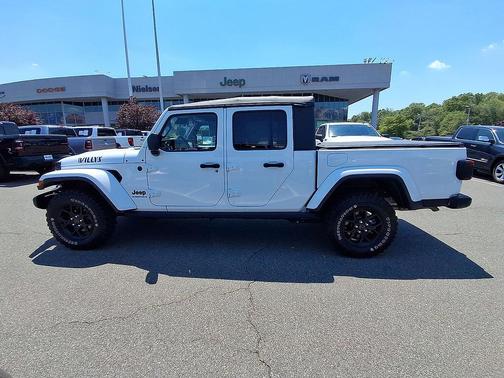 Bright White Clearcoat 2025 Jeep Gladiator Willys