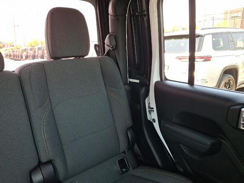 Bright White Clearcoat 2025 Jeep Gladiator Willys