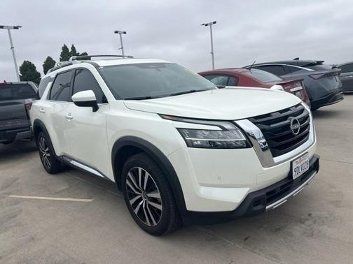 2023 Nissan Pathfinder Platinum FWD