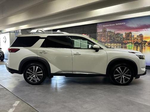 2023 Nissan Pathfinder Platinum FWD