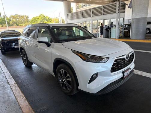 Pearl 2023 Toyota Highlander XLE
