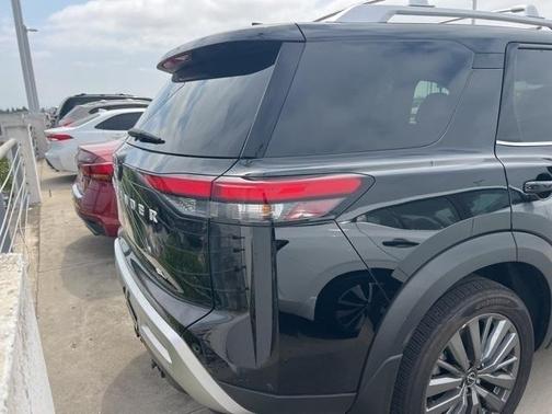 2025 Nissan Pathfinder SL FWD