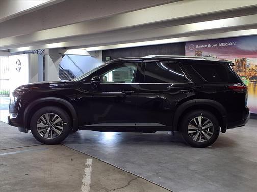 2025 Nissan Pathfinder SL FWD