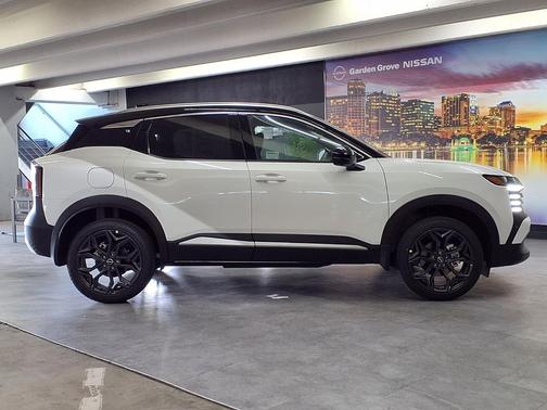 Aspen White Tricoat/Super Black 2026 Nissan Kicks SR