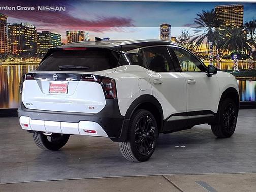 Aspen White Tricoat/Super Black 2026 Nissan Kicks SR