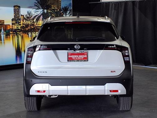 Aspen White Tricoat/Super Black 2026 Nissan Kicks SR