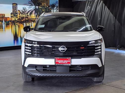 Aspen White Tricoat/Super Black 2026 Nissan Kicks SR