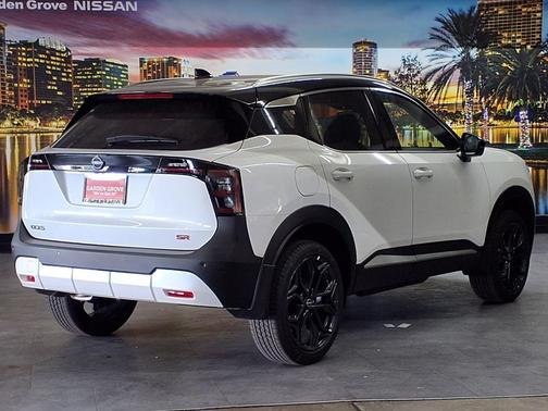 Aspen White Tricoat/Super Black 2026 Nissan Kicks SR