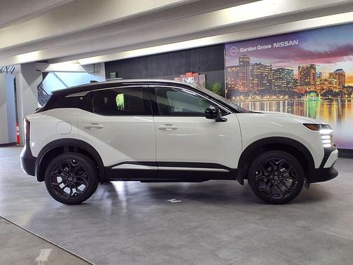 Aspen White Tricoat/Super Black 2026 Nissan Kicks SR