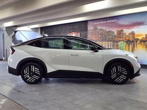 Everest White Pearl/Black 2026 Nissan Leaf SV+