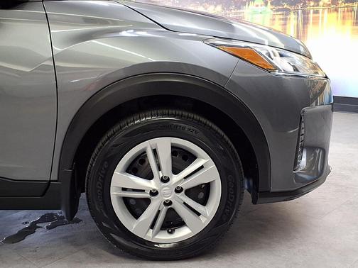 Gun Metallic 2024 Nissan Kicks S