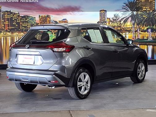 Gun Metallic 2024 Nissan Kicks S