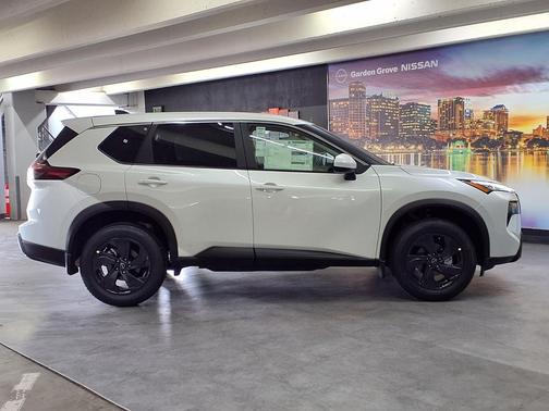 Everest White Pearl Tricoat 2026 Nissan Rogue SV