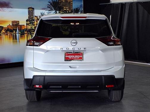 Everest White Pearl Tricoat 2026 Nissan Rogue SV