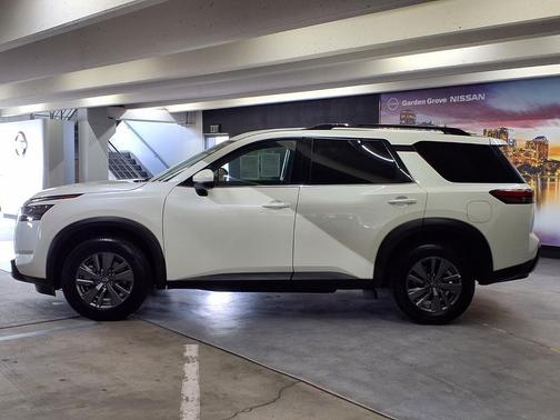 Pearl White Tricoat 2024 Nissan Pathfinder SV FWD