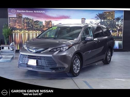 2023 Toyota Sienna LE