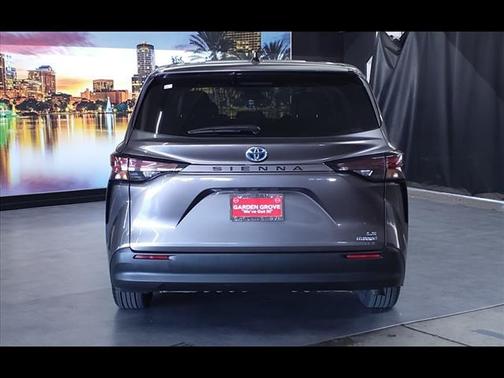 2023 Toyota Sienna LE