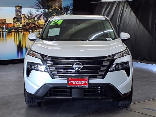 Everest White Pearl 2024 Nissan Rogue SV
