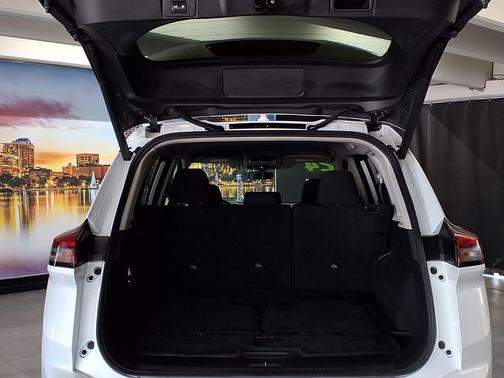 Everest White Pearl 2024 Nissan Rogue SV