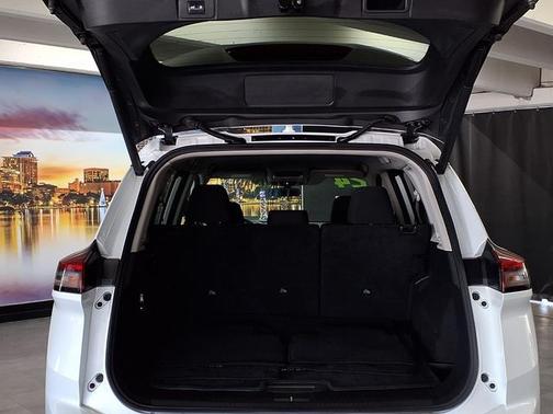 Everest White Pearl 2024 Nissan Rogue SV