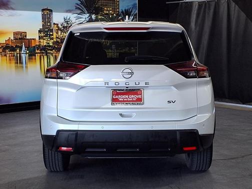 Everest White Pearl 2024 Nissan Rogue SV