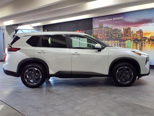 Everest White Pearl 2024 Nissan Rogue SV