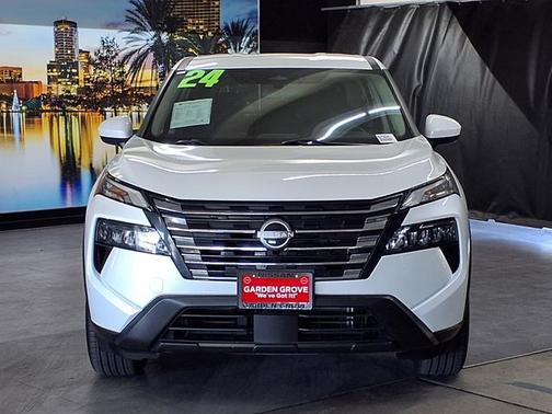 Everest White Pearl 2024 Nissan Rogue SV