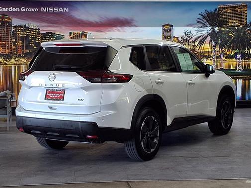 Everest White Pearl 2024 Nissan Rogue SV
